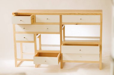 Beyaz arka planda çekmeceli el yapımı ahşap masa