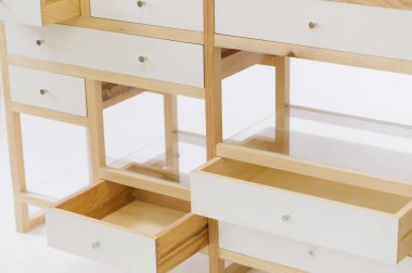 Beyaz arka planda çekmeceli el yapımı ahşap masa