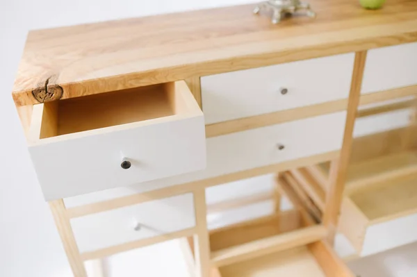 Handgemachter Holztisch Mit Schubladen Auf Weißem Hintergrund — Stockfoto
