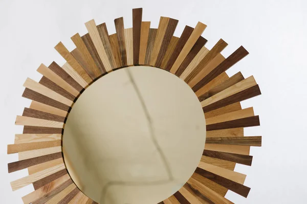 Handgemachter Runder Holzspiegel — Stockfoto