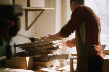 Usta marangoz atölyesinde çalışıyor