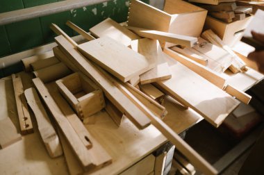 Master marangoz atölye sondaj için makine üzerinde çalışır