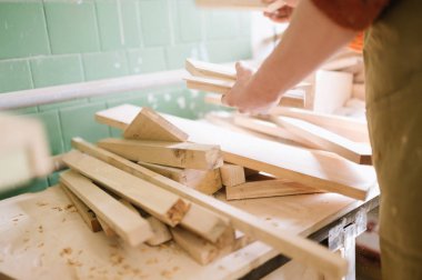 Usta marangoz atölyesinde çalışıyor