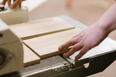 Master maranyesiye atölyesinde bir yüzey taşlama makinesi üzerinde çalışır