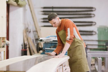 Master maranyesiye atölyesinde bir yüzey taşlama makinesi üzerinde çalışır