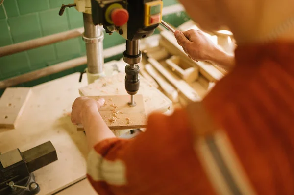 Master Werkt Machine Voor Het Boren Timmeratelier — Stockfoto