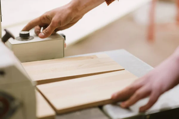 Master Werkt Een Oppervlakte Slijpmachine Timmeratelier — Stockfoto