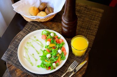 Bir plaka üzerinde marul ve domates ile Bıldırcın yumurta salatası