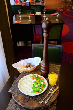 Bir plaka üzerinde marul ve domates ile Bıldırcın yumurta salatası