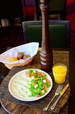 Bir plaka üzerinde marul ve domates ile Bıldırcın yumurta salatası