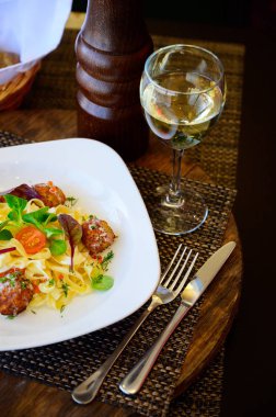 Bir plaka üzerinde et, sos ve domates ile makarna