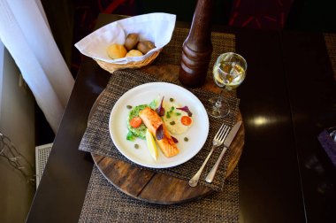 Limon, sebze ve sos ile pişmiş balık bir parça