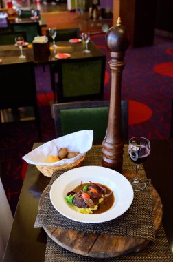 Sebzeli soya sosu ile patates ile kızarmış et