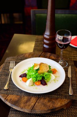 Domates, peynir, marul ve pancar ile salata