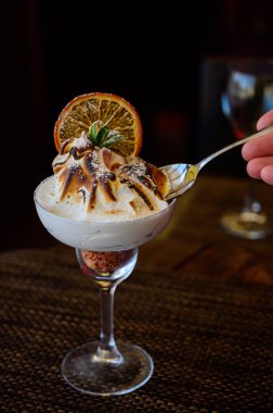 Bir bardakta çikolata tepesi ile dondurma