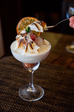 Bir bardakta çikolata tepesi ile dondurma