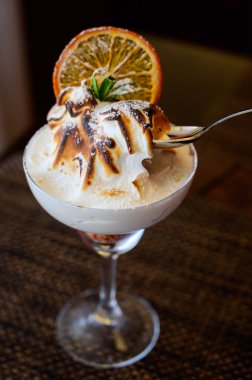 Bir bardakta çikolata tepesi ile dondurma