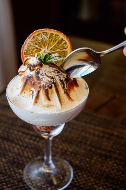 Bir bardakta çikolata tepesi ile dondurma