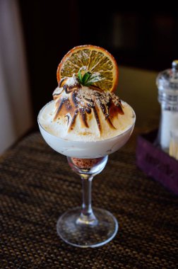 Bir bardakta çikolata tepesi ile dondurma