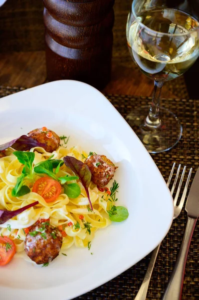 Pasta met vlees, saus en tomaten op een bord — Stockfoto