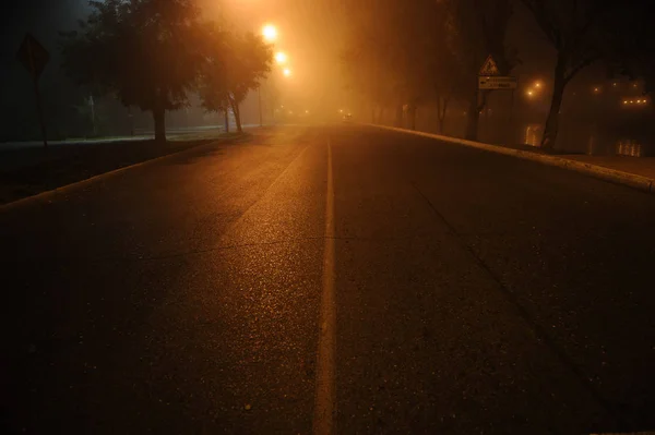 Nattstadsbilden i dimman på fotot — Stockfoto