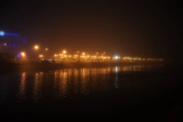 Night cityscape in the fog in the photo — Stock Photo, Image