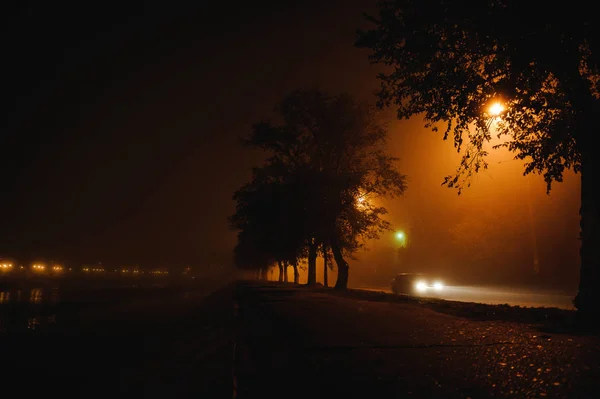 Paysage urbain nocturne dans le brouillard sur la photo — Photo