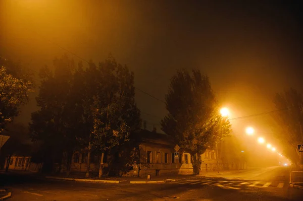 Paisaje urbano nocturno en la niebla en la foto —  Fotos de Stock