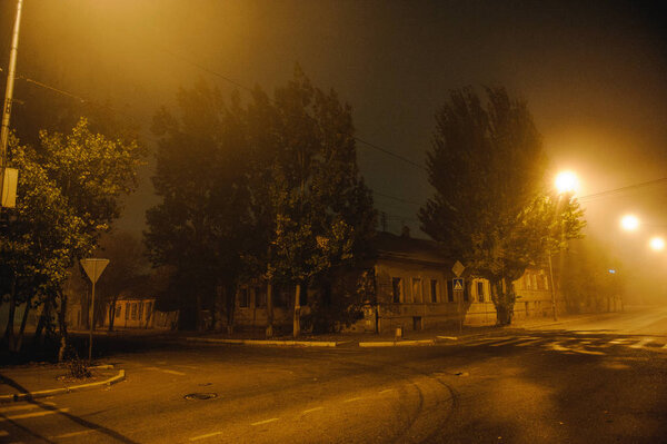 ночной городской пейзаж в тумане на фото

