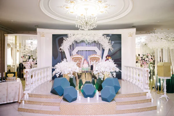 Decoración de la sala de banquetes en el día de la boda — Foto de Stock