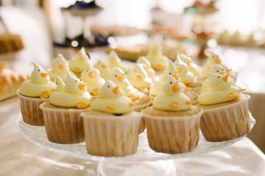 Düğünde tatlı tatlı masası. Bir düğünde Cakestand