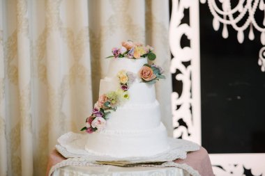 Düğünde tatlı tatlı masası. Bir düğünde Cakestand