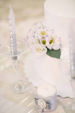 Şenlikli düğün masası ayarı. Düğün günü masa dekorasyonu