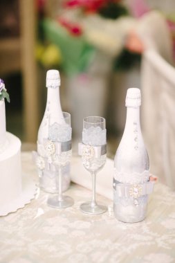 Şenlikli düğün masası ayarı. Düğün günü masa dekorasyonu