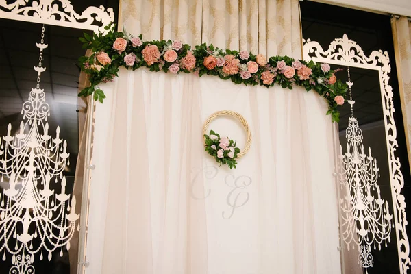 Decoración de la sala de banquetes en el día de la boda — Foto de Stock