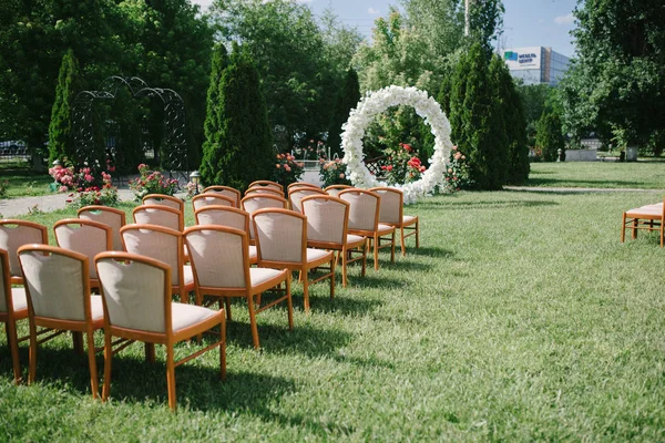 Ceremonia de boda al aire libre. Decoración y decoración de una ceremonia de boda al aire libre —  Fotos de Stock