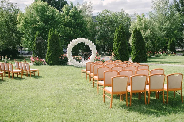 Ceremonia de boda al aire libre. Decoración y decoración de una ceremonia de boda al aire libre — Foto de Stock