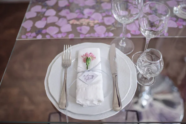 Decoración de mesa de boda festiva. Decoración de mesa en el día de la boda — Foto de Stock