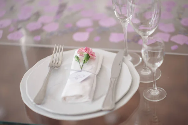 Decoración de mesa de boda festiva. Decoración de mesa en el día de la boda — Foto de Stock