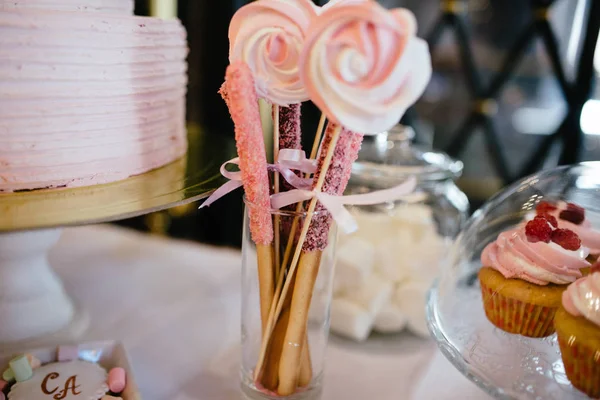 Zoete dessert tafel op een bruiloft. Cake stand op een bruiloft — Stockfoto