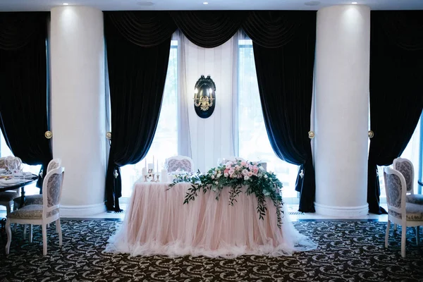 Decoración de la sala de banquetes en el día de la boda — Foto de Stock