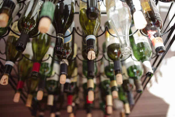 Egy sorba halmozott üres borosüvegek — Stock Fotó