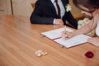 Gelin düğün günü belgede kayıt işaretleri