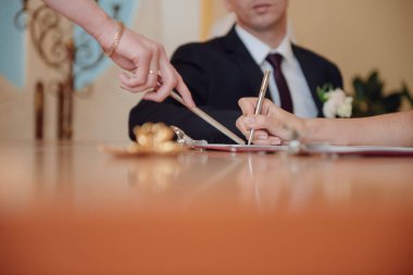 Gelin düğün günü belgede kayıt işaretleri