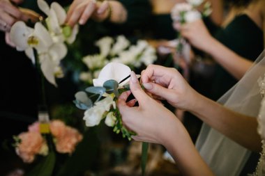 Çiçekçi'nin çiçekli masası. Çiçekçi çiçek yapar