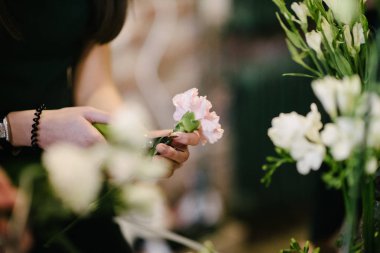 Çiçekçi'nin çiçekli masası. Çiçekçi çiçek yapar