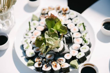 Masanın üzerinde bir tabak üzerinde Aperatifler