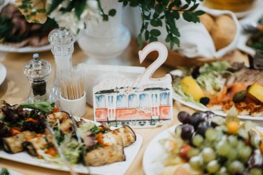 Masanın üzerinde bir tabak üzerinde Aperatifler