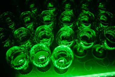 Gözlük masada durmak ve yeşil vurgulanır