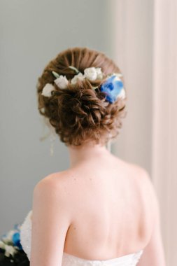 Arkadan gelinlik gelin portresi